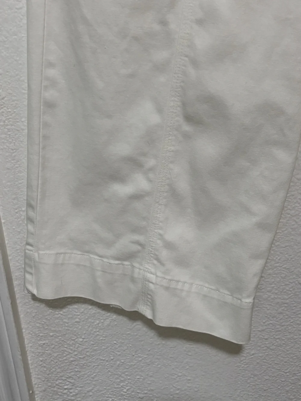 Talbots Capri Pants White Big Blue Button Detail Belt Loops Size 8 Five Pockets - Picture 8 of 13